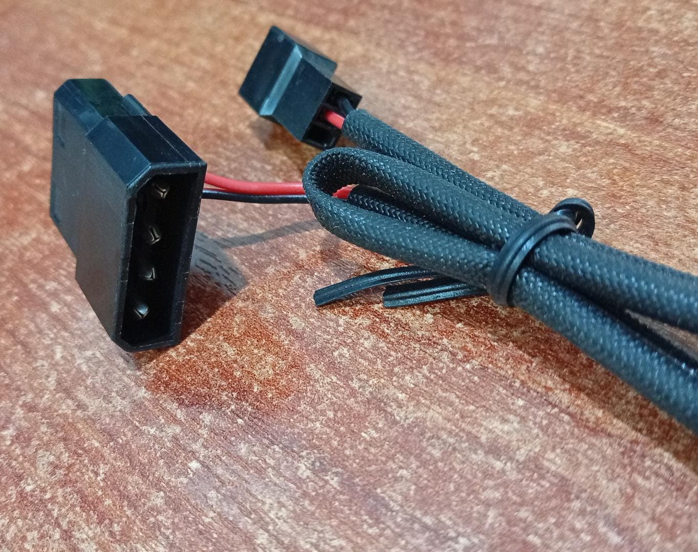 Adaptador Cable 4 Pin Molex → Conector ventilador 2 Pines 12 V (PC / fuente) — imagen 3