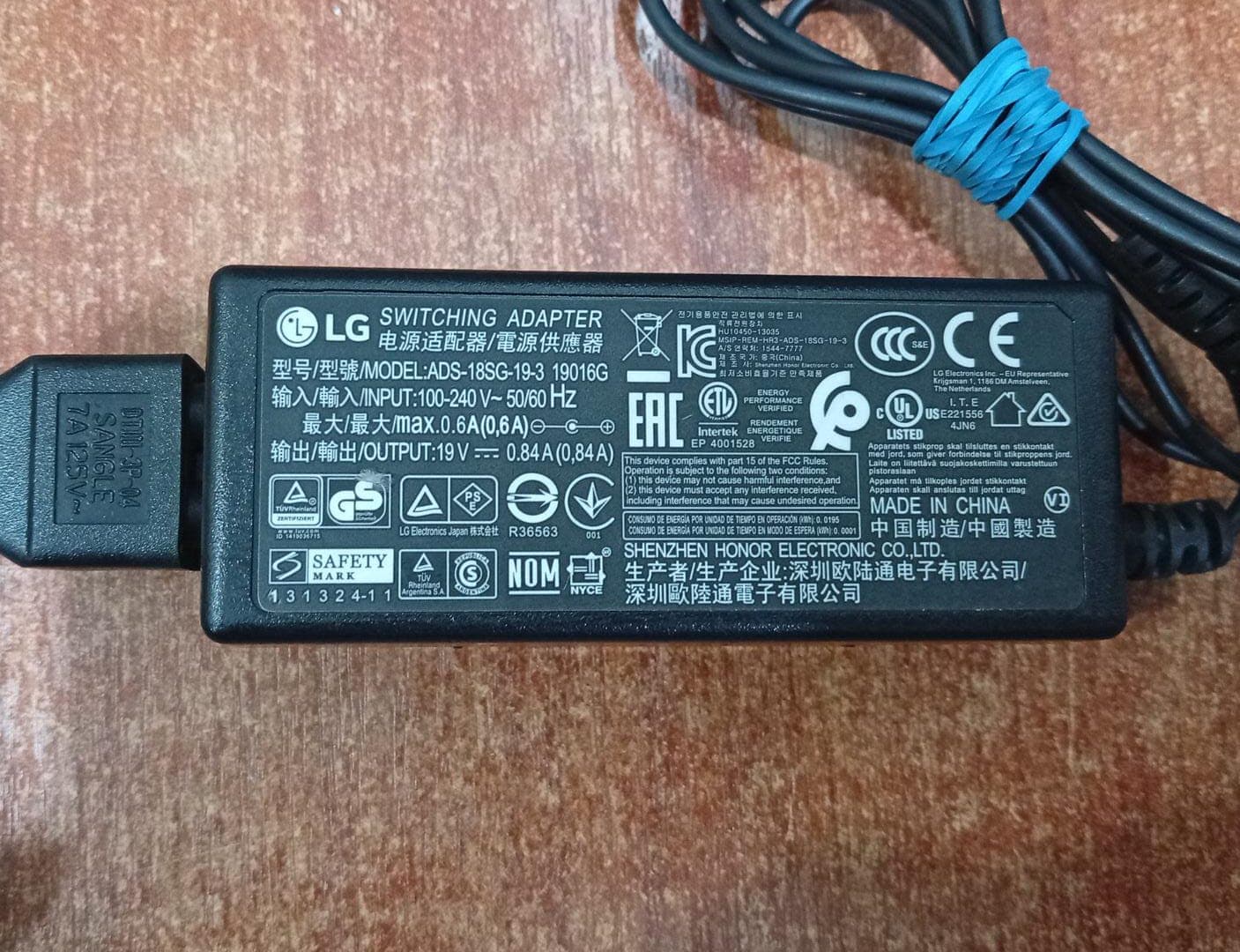 Adaptador de Corriente LG ADS‑18SG‑19‑3 19 V 0.84 A (Compatible Monitores LG) — imagen 2