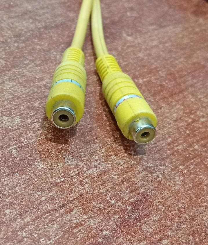 Cable Duplicador RCA Macho a 2 RCA Hembra – Amarillo (video‑compuesto/audio) — imagen 3