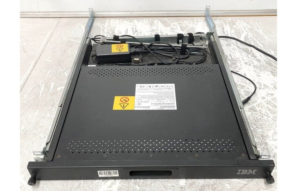 Consola KVM IBM 1723‑HC1 1U 17″ (seminueva) – pantalla + cables + rieles — imagen 2