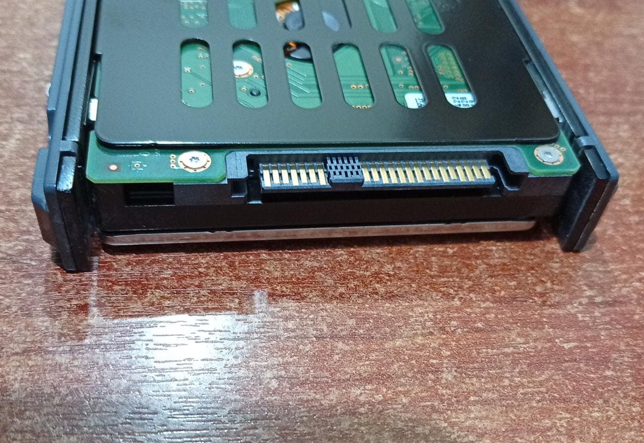 Disco Duro SAS HGST Hitachi HUC106060CSS600 600GB 10K 2.5" Servidor Nuevo — imagen 3