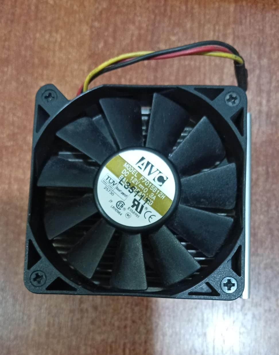 Disipador con Ventilador AVC F7015B12H 12V 0.3A para CPU HP 294988-001 - Usado — imagen 1