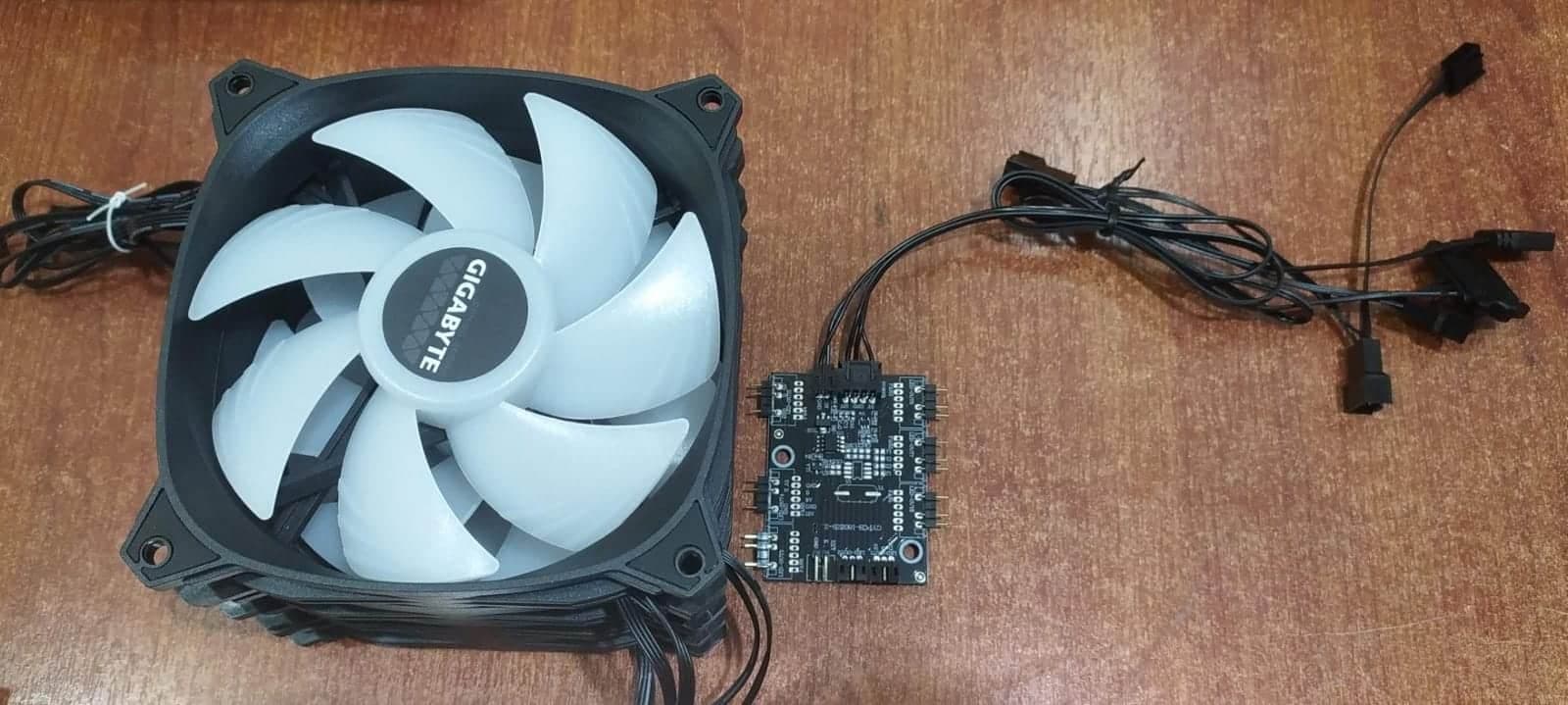 Kit 4 Ventiladores GIGABYTE 120mm RGB + Controladora GYPCB-18022B-2 – Serie Gaming – Para PC — imagen 1