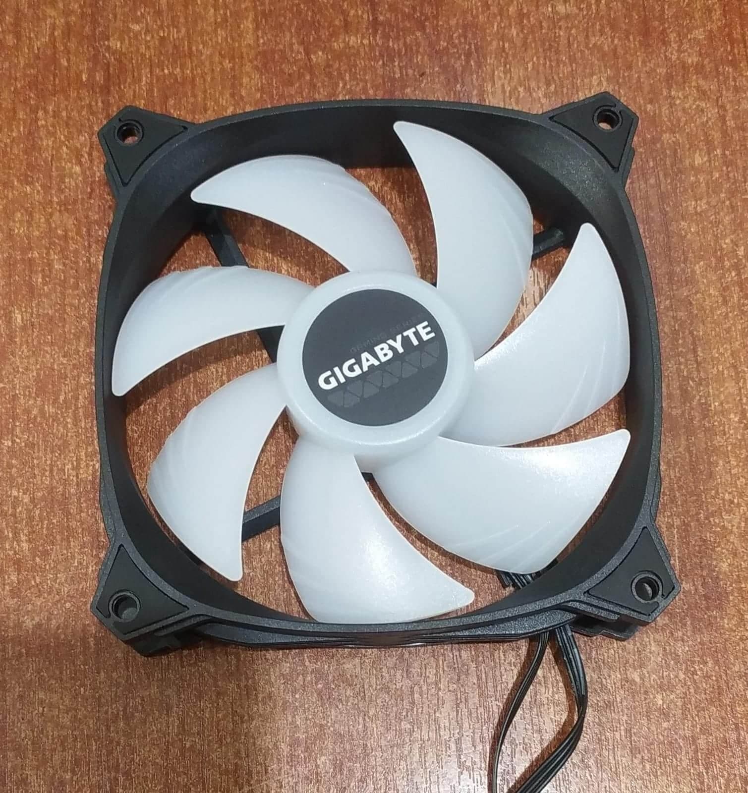 Kit 4 Ventiladores GIGABYTE 120mm RGB + Controladora GYPCB-18022B-2 – Serie Gaming – Para PC — imagen 5
