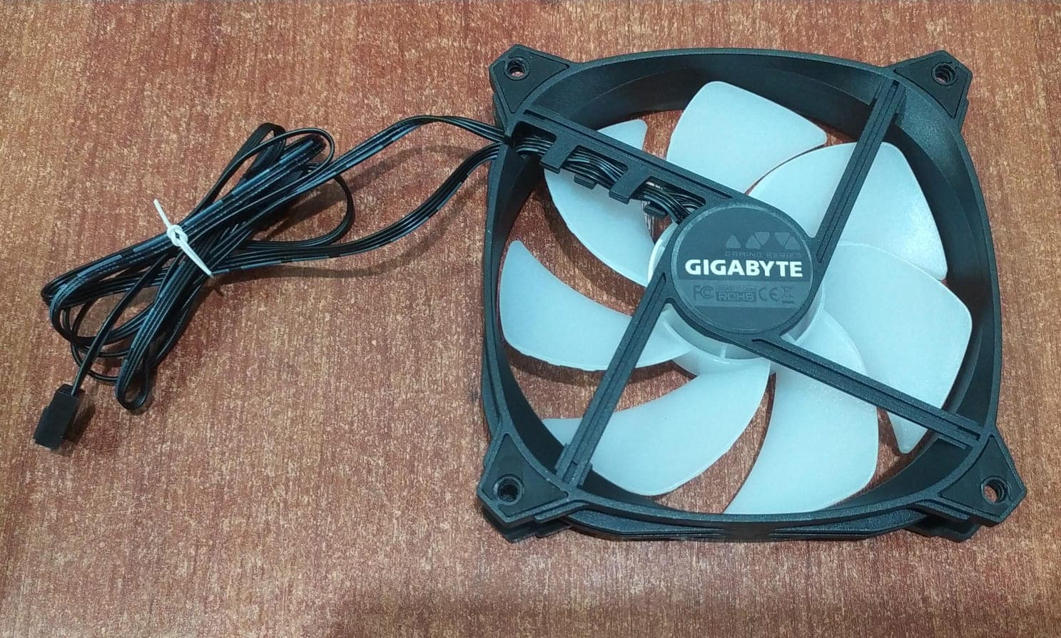Kit 4 Ventiladores GIGABYTE 120mm RGB + Controladora GYPCB-18022B-2 – Serie Gaming – Para PC — imagen 2
