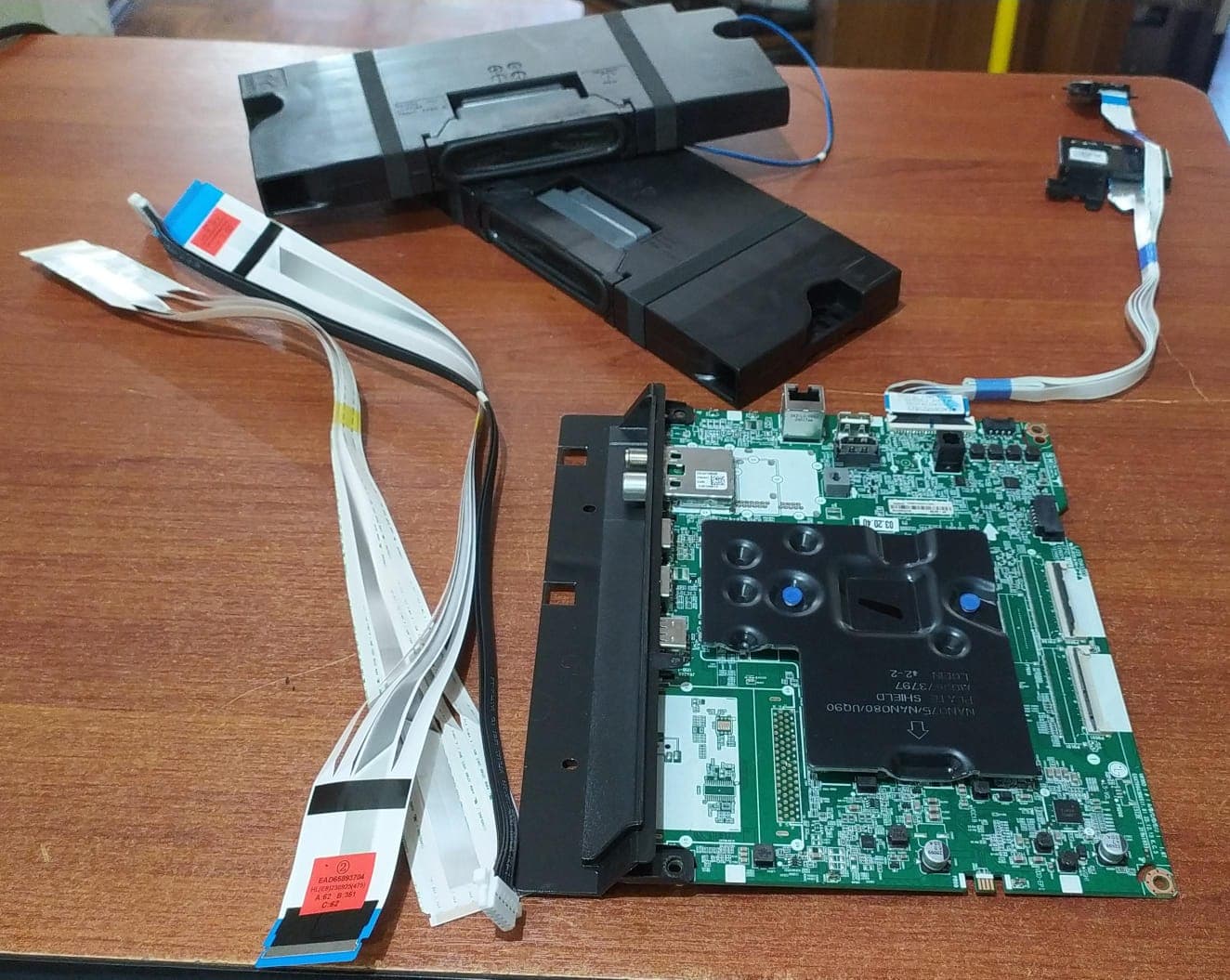 Kit de Partes de Televisor LG 55UR7800PSB – Mainboard, Bocinas, Cables, IR — imagen 1