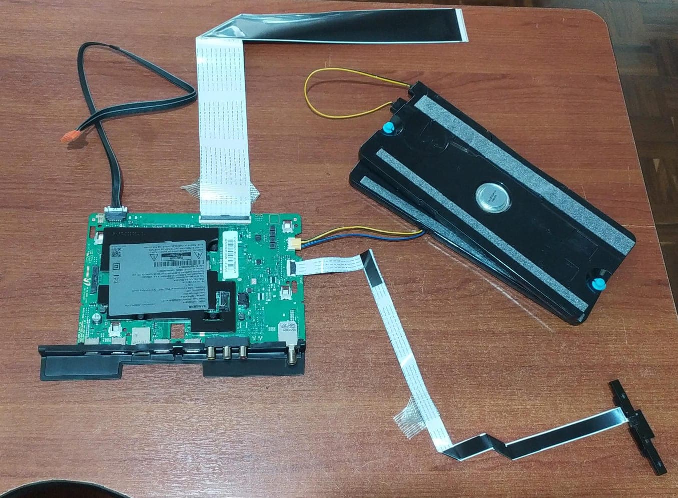 Kit Repuestos TV Samsung Main Board + Bocinas + Módulo Wi-Fi/IR + Cables QN55Q65BAP (Q65 55″) — imagen 1