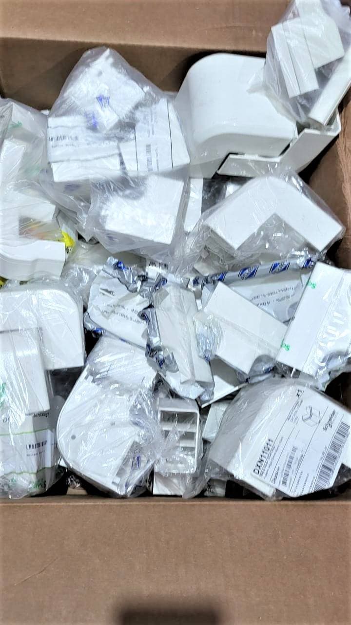 Lote de accesorios Schneider para instalaciones eléctricas internas — imagen 1