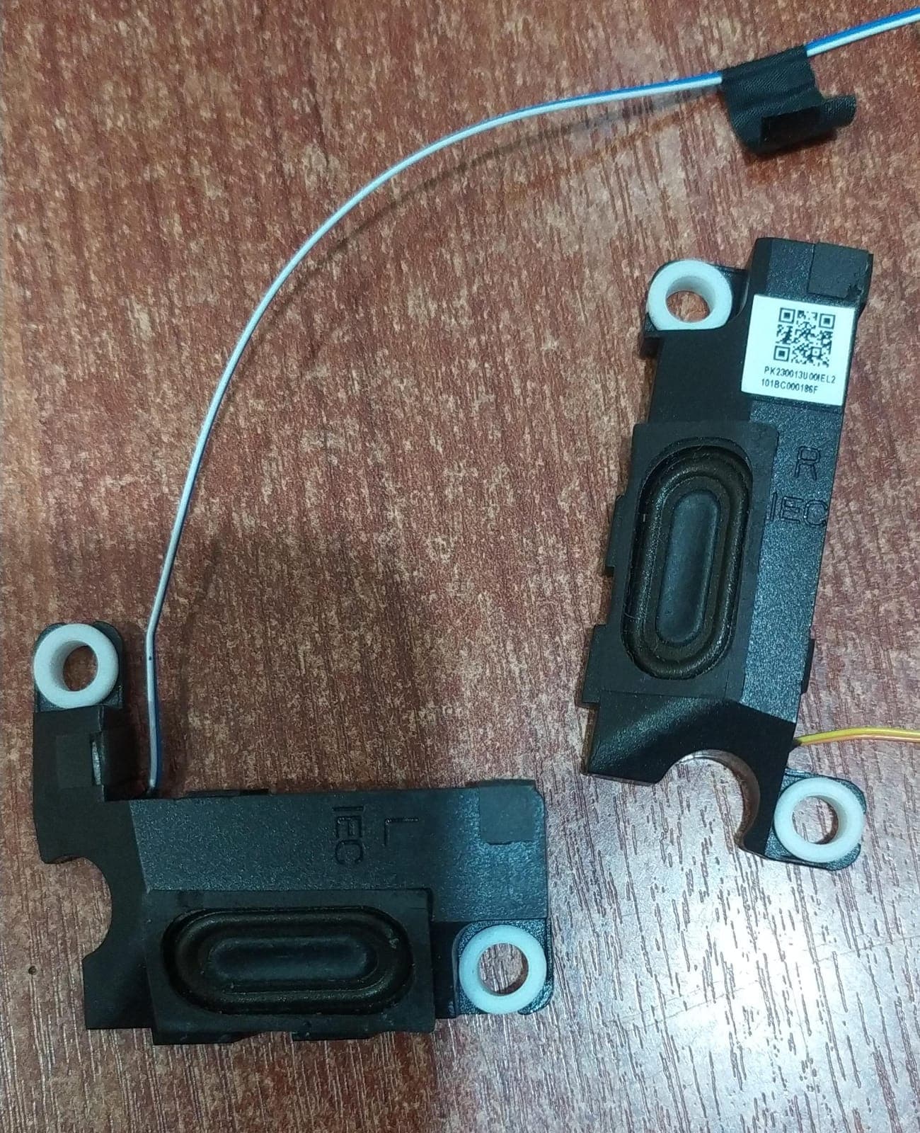 Parlante interno Lenovo PK230013U00 para IdeaPad Gaming 3-15IHU6 / 15ACH6 (par OEM) — seminuevo — imagen 2