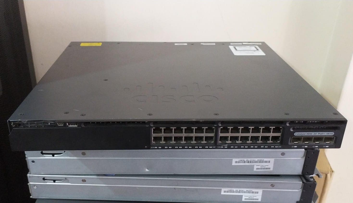 Switch Cisco Catalyst WS‑C3650‑24PS (24 PoE + 4×1G) – Repuesto – Esquina rota – Sin fuente de poder — imagen 1
