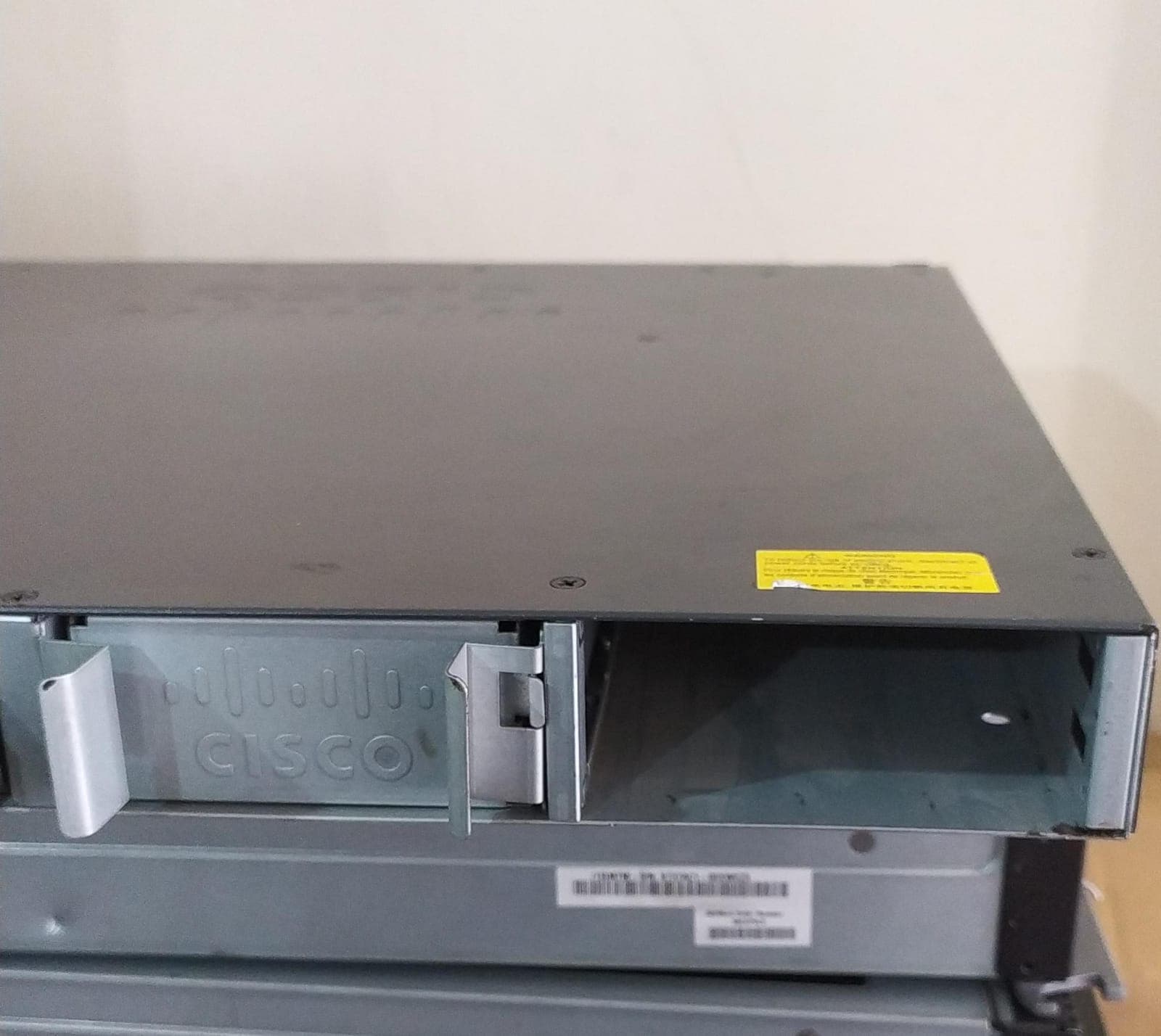 Switch Cisco Catalyst WS‑C3650‑24PS (24 PoE + 4×1G) – Repuesto – Esquina rota – Sin fuente de poder — imagen 4