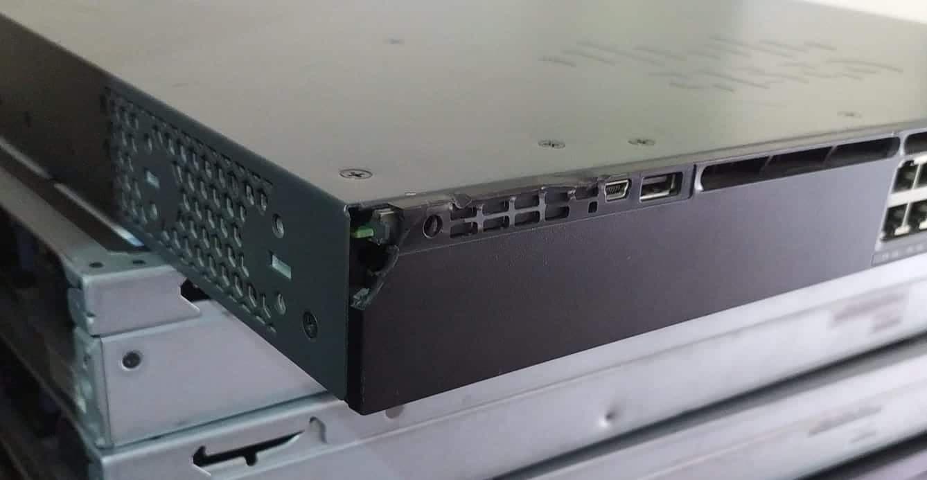 Switch Cisco Catalyst WS‑C3650‑24PS (24 PoE + 4×1G) – Repuesto – Esquina rota – Sin fuente de poder — imagen 3