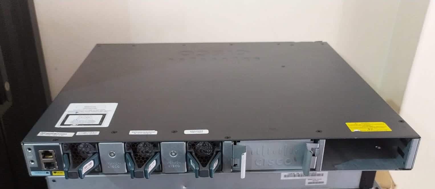 Switch Cisco Catalyst WS‑C3650‑24PS (24 PoE + 4×1G) – Repuesto – Esquina rota – Sin fuente de poder — imagen 2