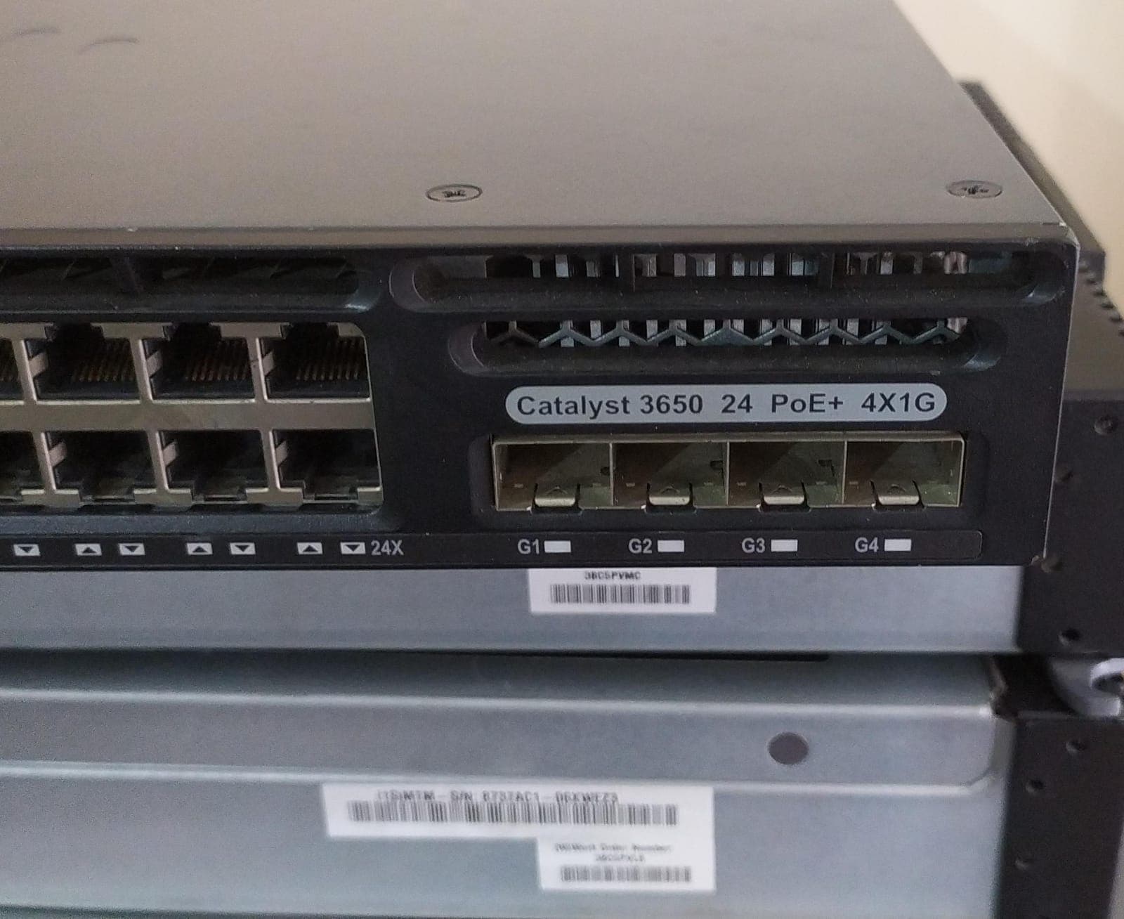 Switch Cisco Catalyst WS‑C3650‑24PS (24 PoE + 4×1G) – Repuesto – Esquina rota – Sin fuente de poder — imagen 5
