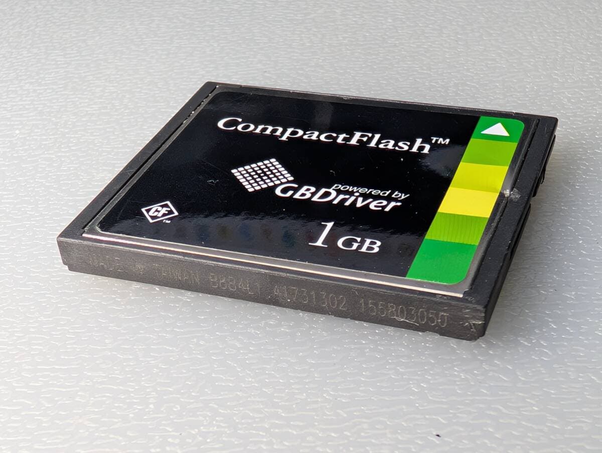 Tarjeta Compact Flash TDK GBDriver 1GB Industrial CFG8B01GVAZWS-ZAVEB para CNC y Equipos de Control — imagen 1