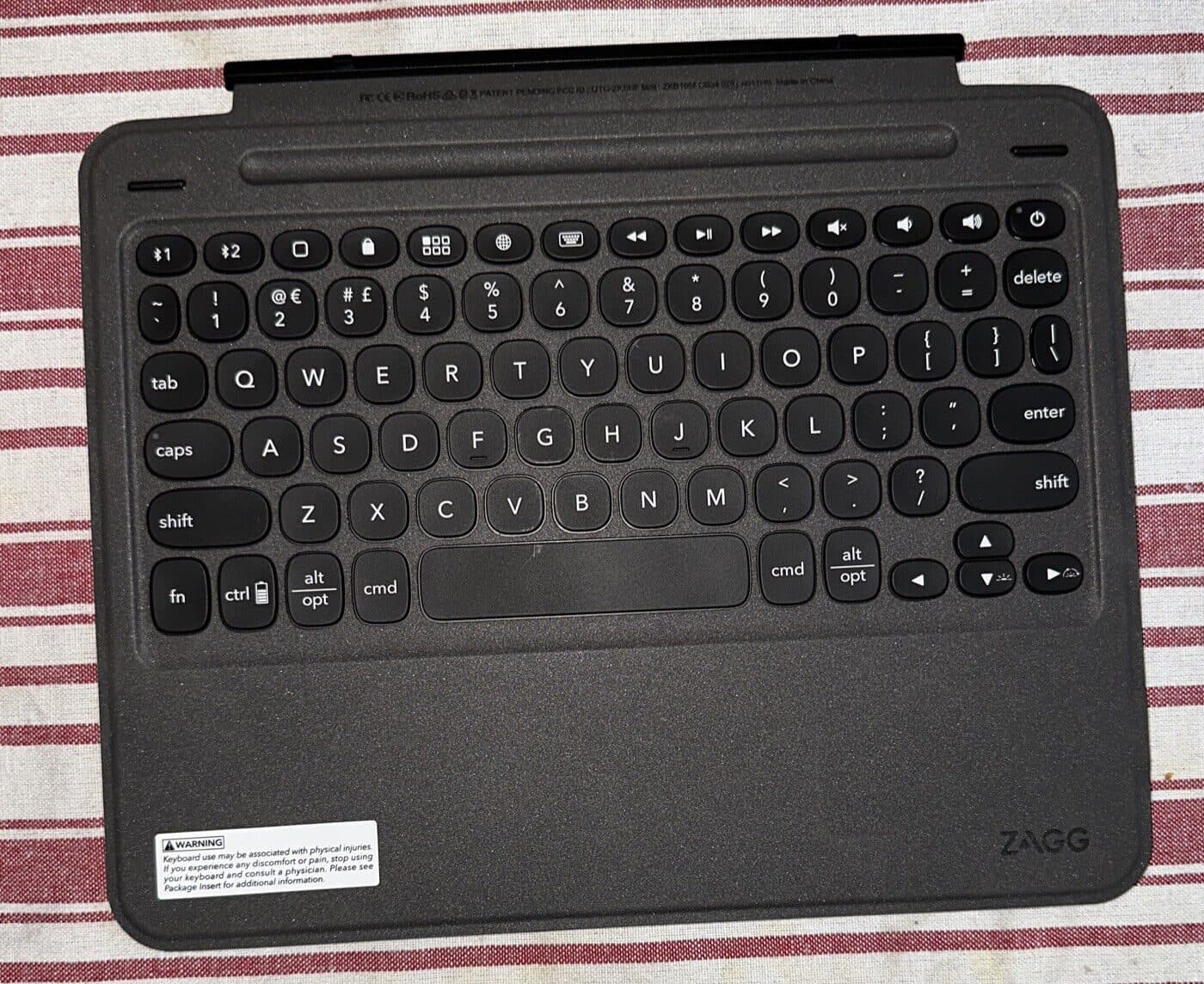 Teclado inalámbrico ultradelgado con bisagras Zagg Slim Book Go! iPad Pro 11” — imagen 1