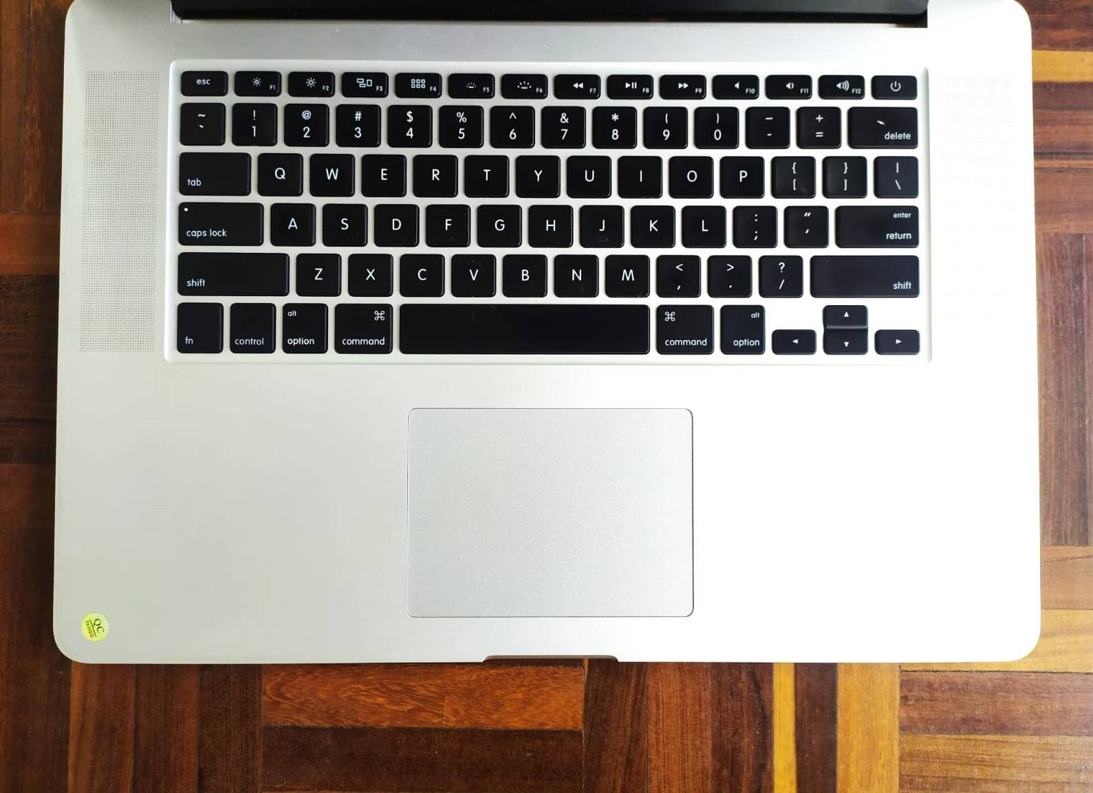 TECLADO Y REPOSAMANOS COVER APPLE MACBOOK PRO RETINA A1398 2013-SEMINUEVO — imagen 1