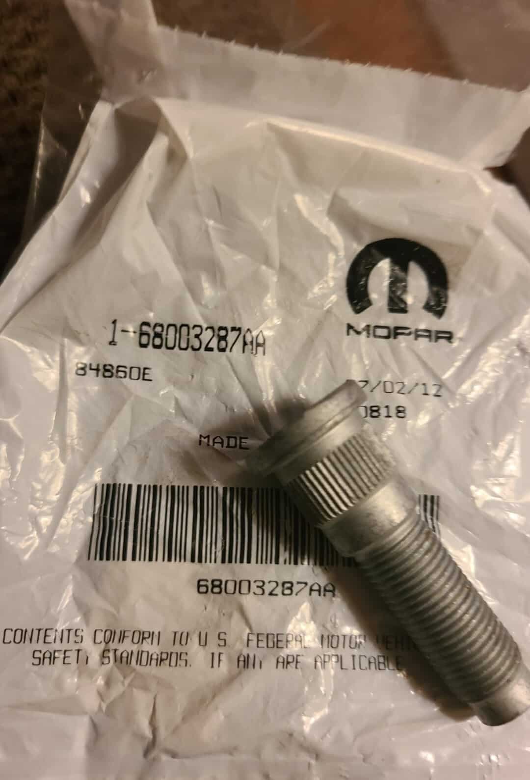 Tornillo (stud) de rueda trasera genuino MOPAR, P/N 68003287AA. — imagen 1