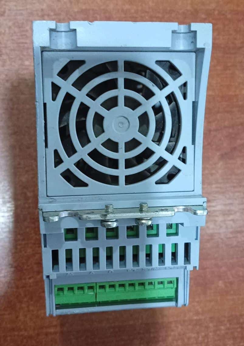 Variador de Frecuencia WEG CFW500A02P6S2NB20H00 0.75 HP 200‑240 V 2.6A Usado — imagen 4